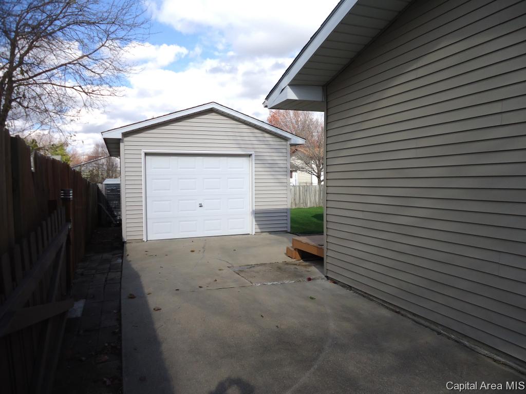 2921 Stokebridge Road Springfield, IL 62702 - Photo 3 of 26