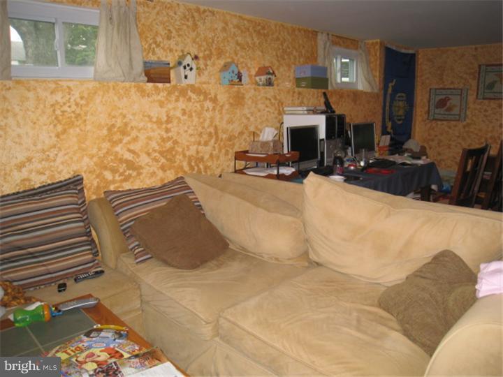 129 East Rutherford Drive Newark, DE 19713 - Photo 14 of 25 Family Room
