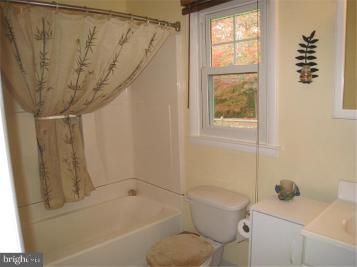 129 East Rutherford Drive Newark, DE 19713 - Photo 22 of 25 Bathroom