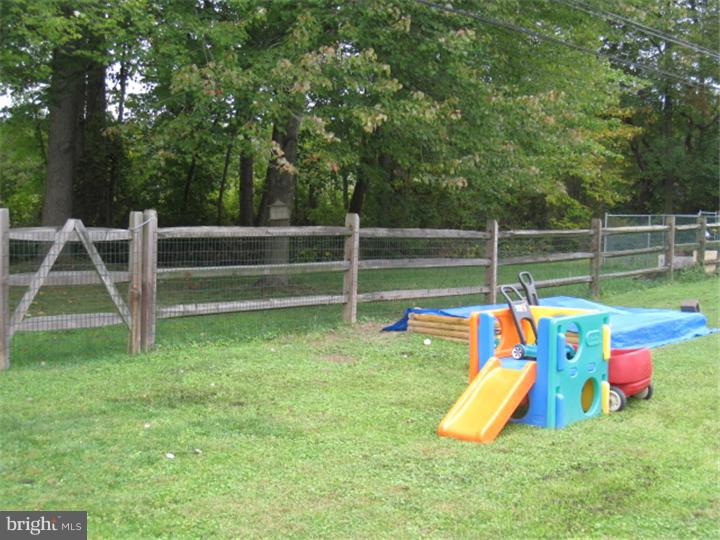 129 East Rutherford Drive Newark, DE 19713 - Photo 5 of 25 Back Yard
