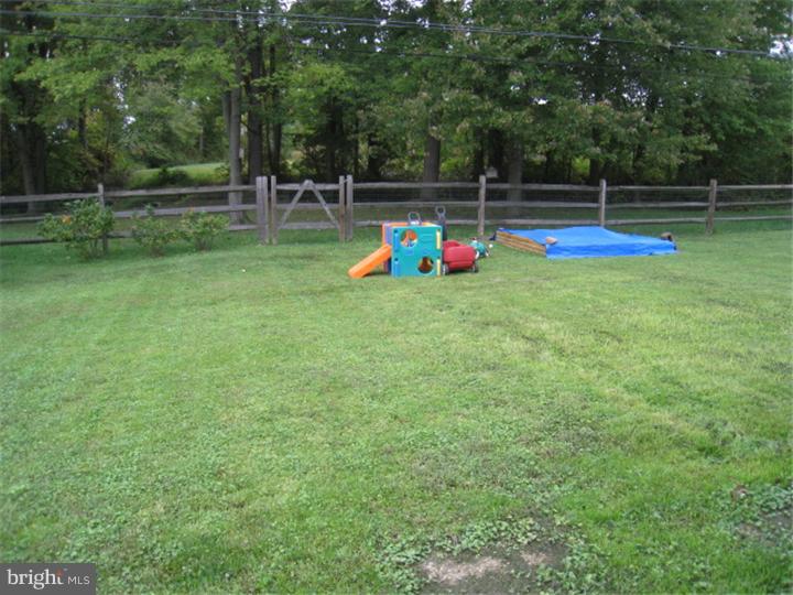 129 East Rutherford Drive Newark, DE 19713 - Photo 6 of 25 Back Yard
