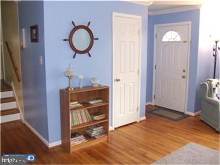 129 East Rutherford Drive Newark, DE 19713 - Photo 8 of 25 Living Room