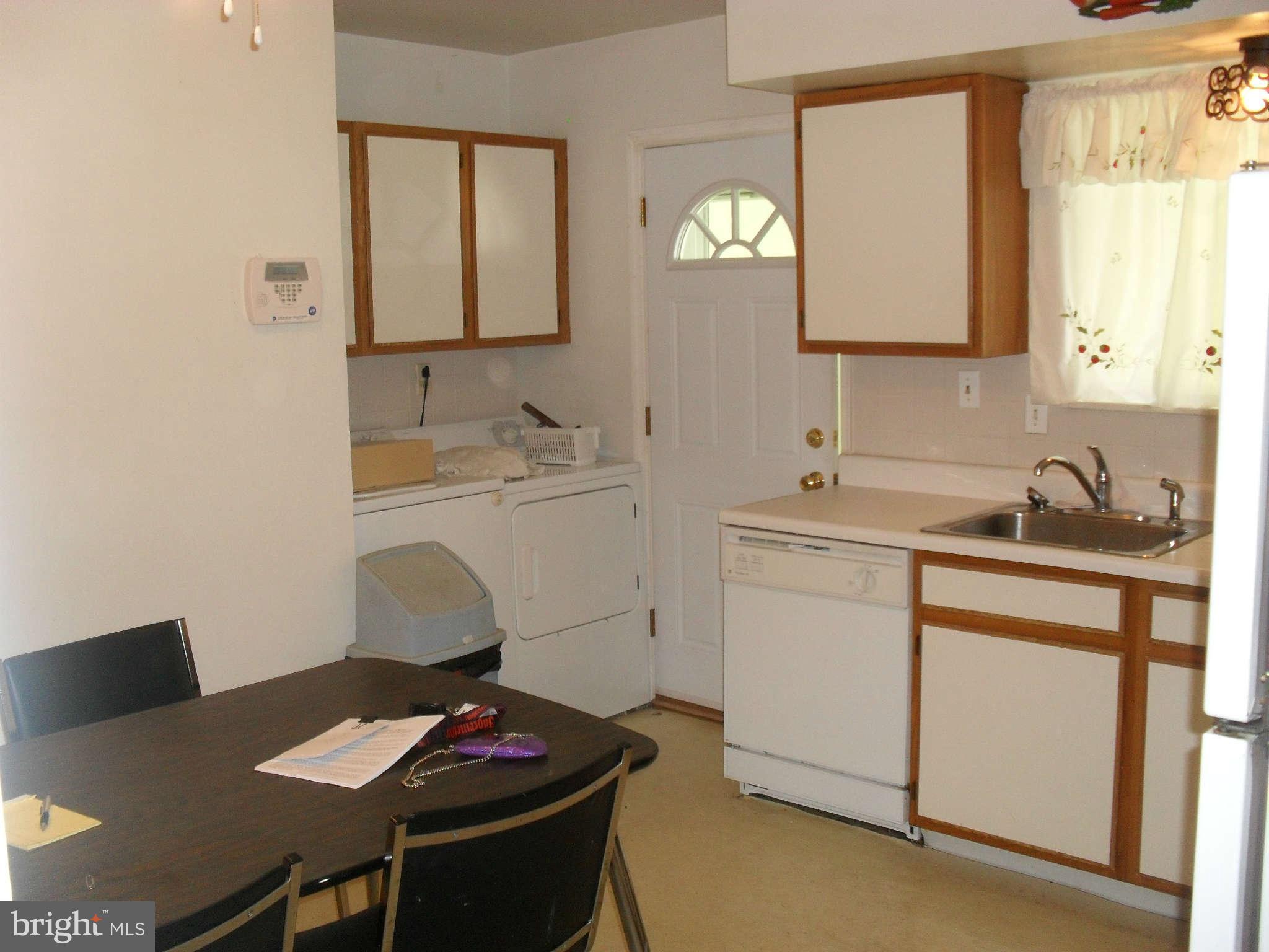 7101 Chamberlain Road Baltimore, MD 21244 - Photo 5 of 18 Kitchen