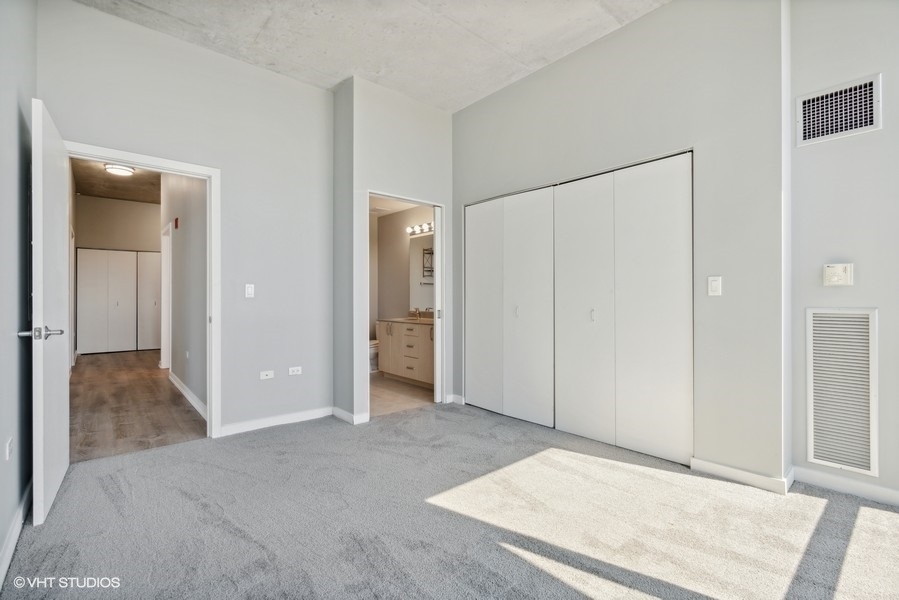 235 West Van Buren Street, Unit 3314 Chicago, IL 60607 - Photo 15 of 29 an empty room with closet and a bathroom