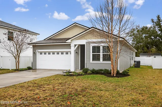 a view of a house with backyard