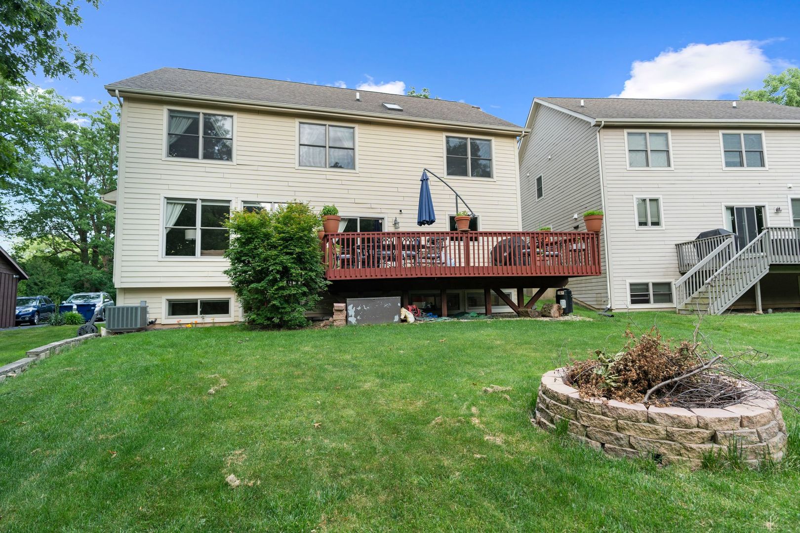 106 Forest View Drive Lake Bluff, IL 60044 - Photo 51 of 56 a front view of a house with a garden