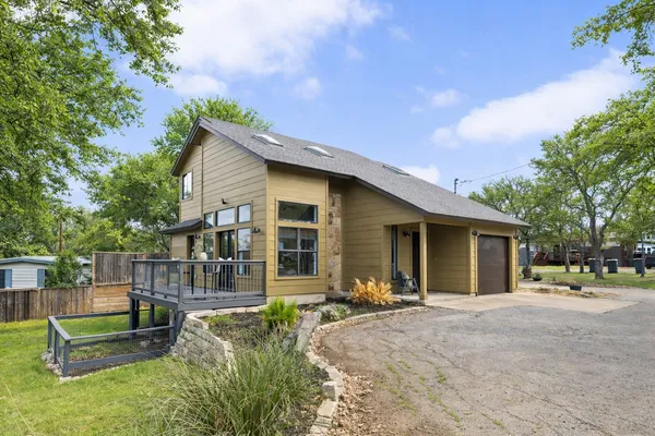 a view of a house with backyard and sitting area
