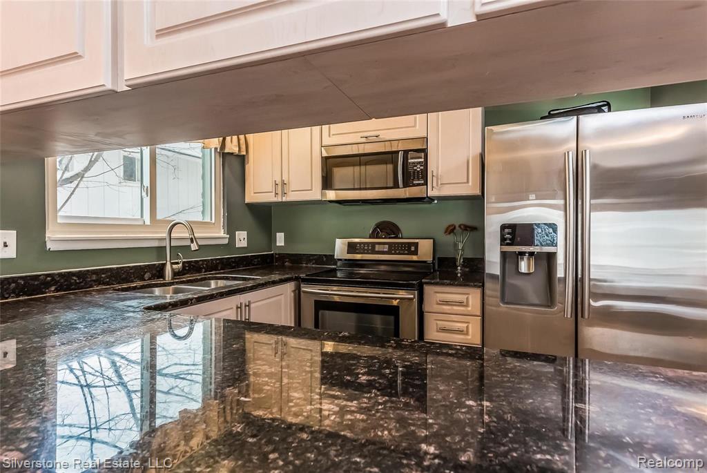 16527 Riverside Street Livonia, MI 48154 - Photo 12 of 42 Gallery Image 12