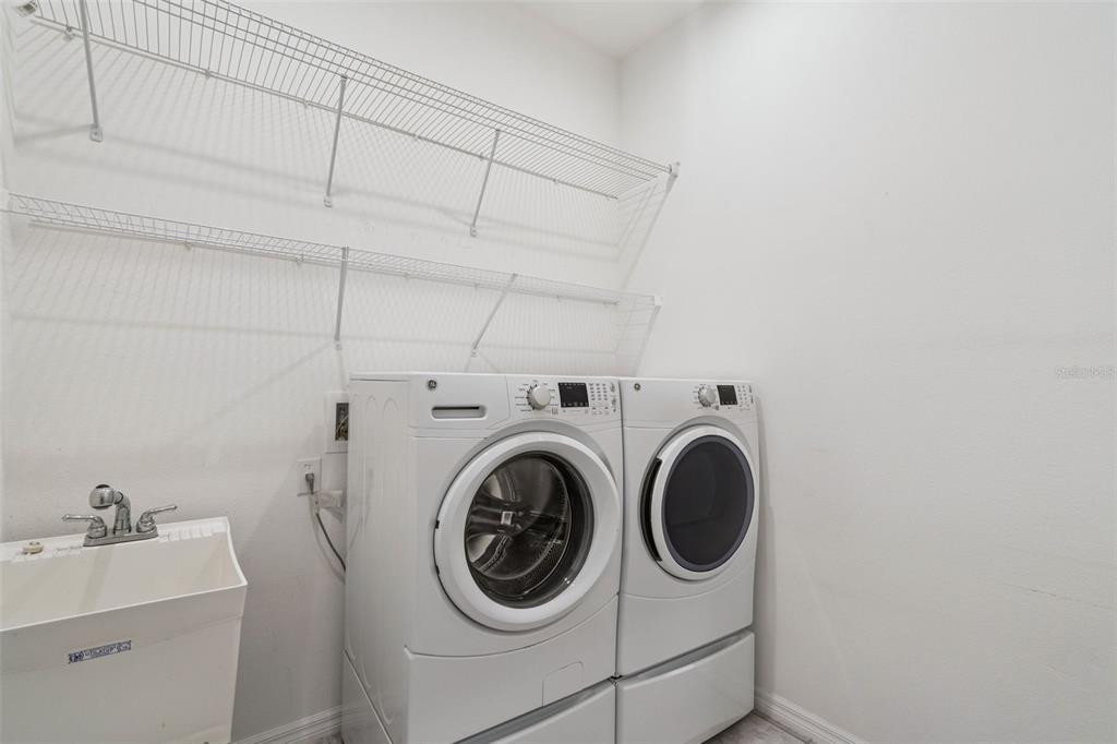 989 Maypole Drive Apopka, FL 32703 - Photo 27 of 39 a utility room with dryer and washer