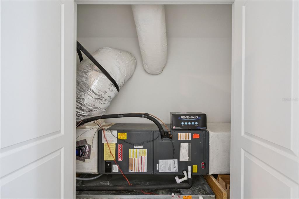 989 Maypole Drive Apopka, FL 32703 - Photo 36 of 39 a room with painting on the wall and a mirror