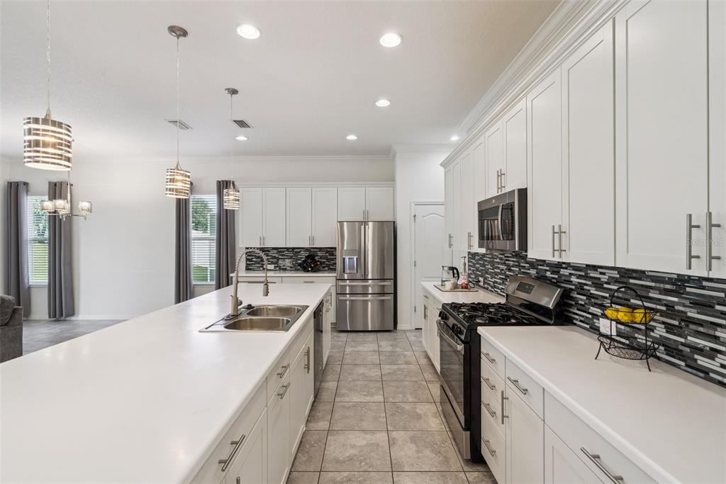 989 Maypole Drive Apopka, FL 32703 - Photo 7 of 39 a kitchen with a sink stove and refrigerator