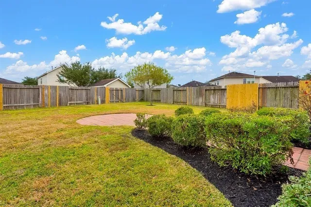 a view of a backyard