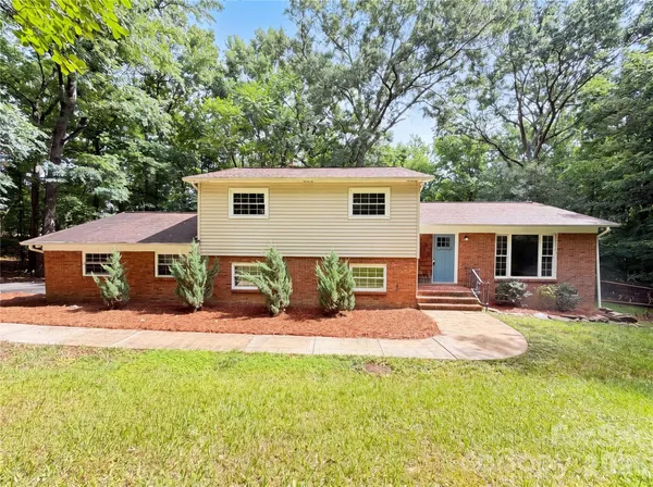 $500,000 | 2200 Fair Forest Drive, Matthews, NC 28105