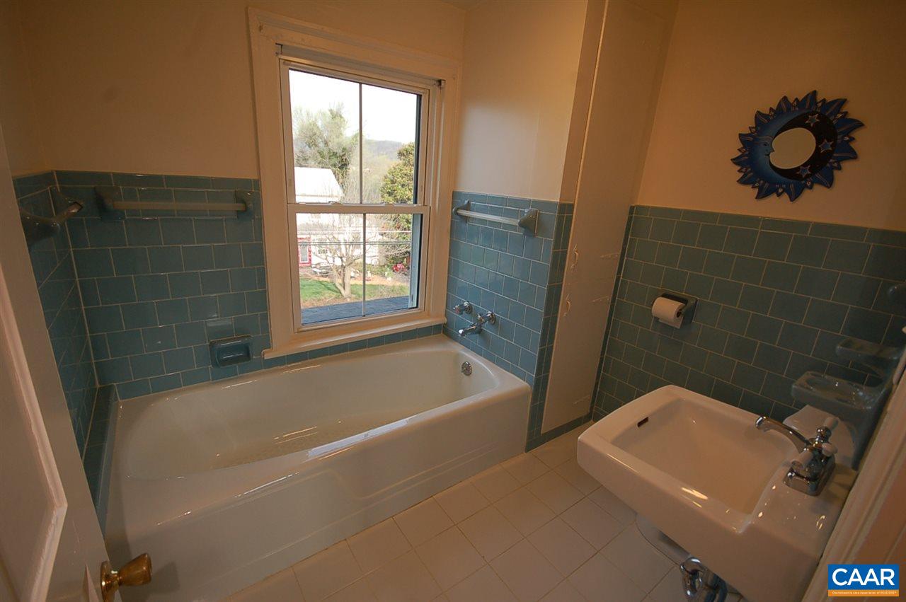 32 Madison Road Stanardsville, VA 22973 - Photo 23 of 50 a bathroom with a bathtub and shower