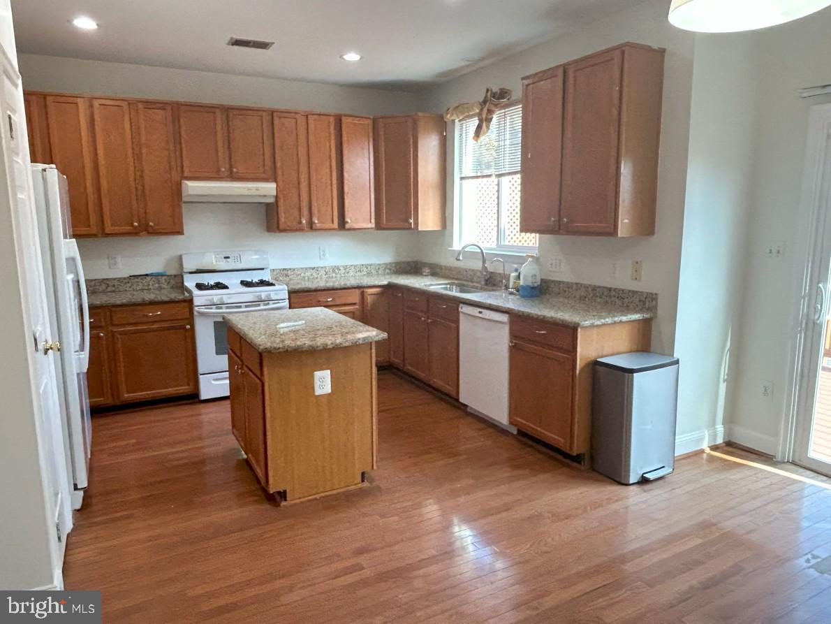 6443 McCoy Road Centreville, VA 20121 - Photo 5 of 28 Bright and inviting kitchen with modern finishes.
