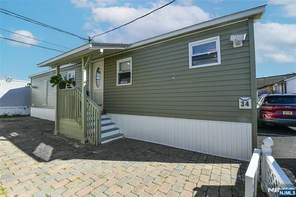 a view of a back yard