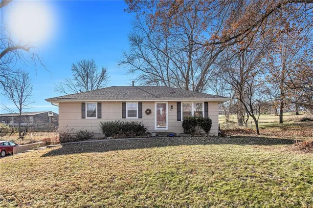 $185,000 | 327 Lincoln Drive, Gower, MO 64454
