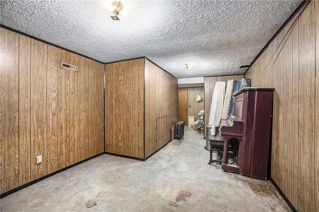 $185,000 | 327 Lincoln Drive, Gower, MO 64454