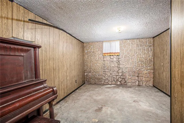 $185,000 | 327 Lincoln Drive, Gower, MO 64454