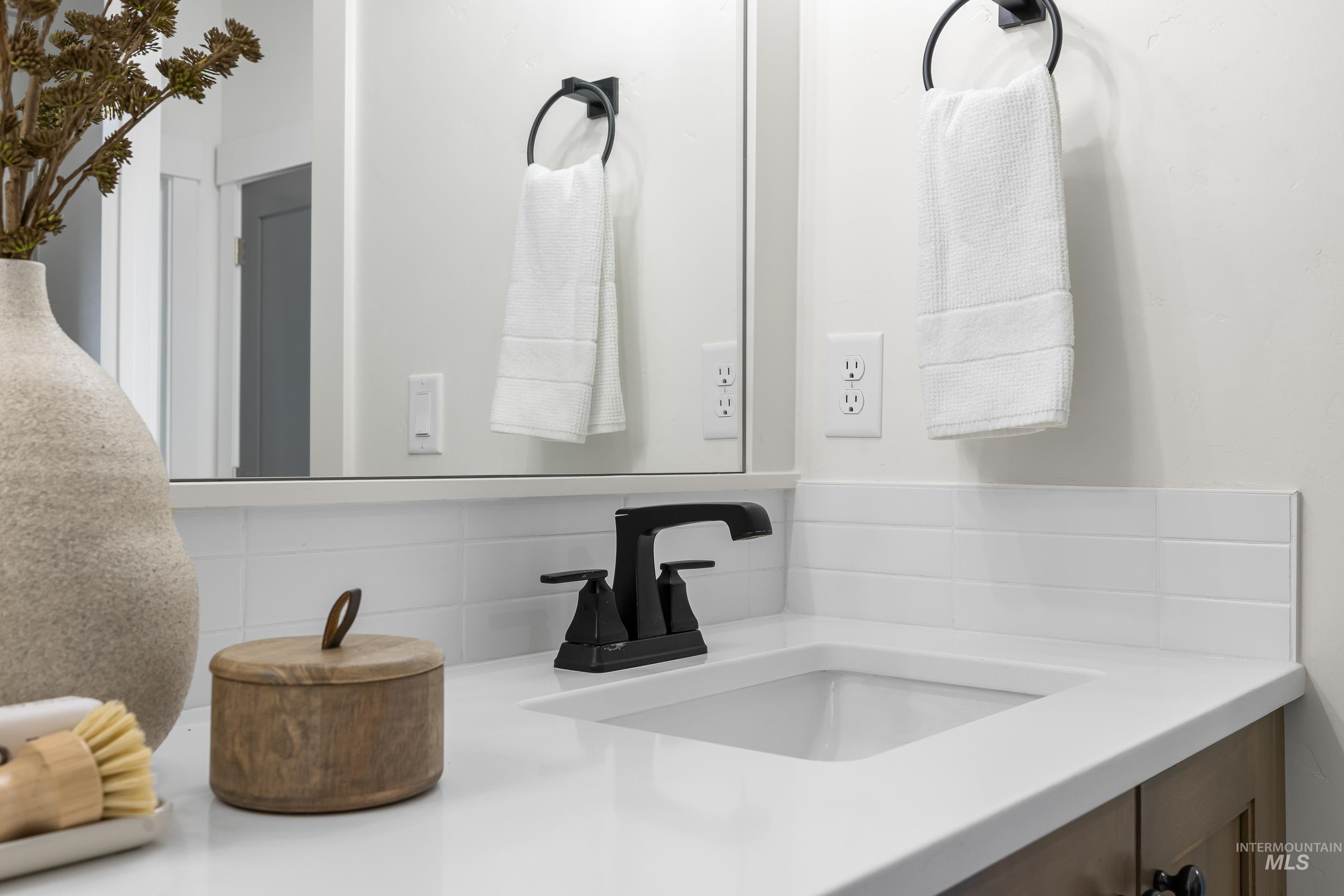 747 South Short Road Eagle, ID 83616 - Photo 33 of 48 Bathroom with tasteful backsplash and vanity