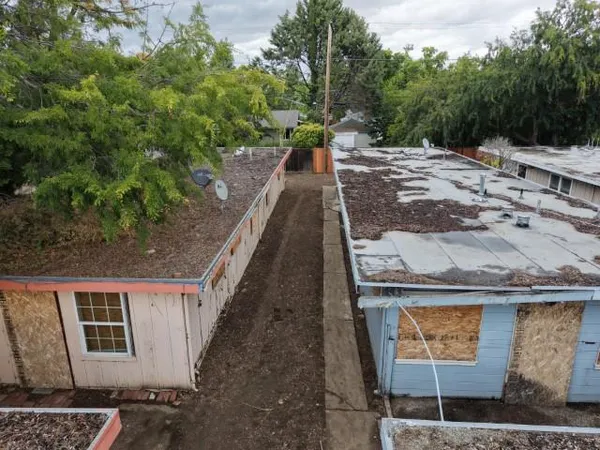 a view of a house with backyard