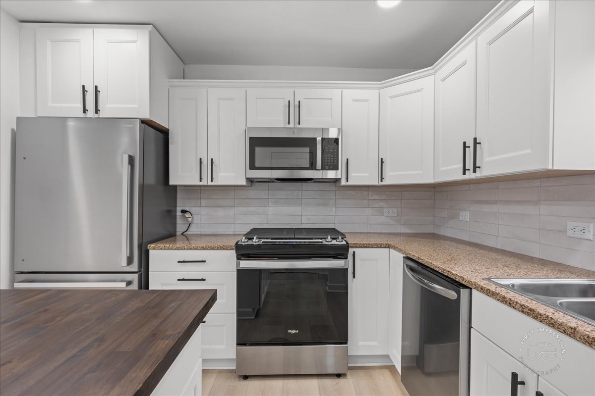 506 North Garfield Street Lombard, IL 60148 - Photo 12 of 40 a kitchen with granite countertop a stove a refrigerator and a sink