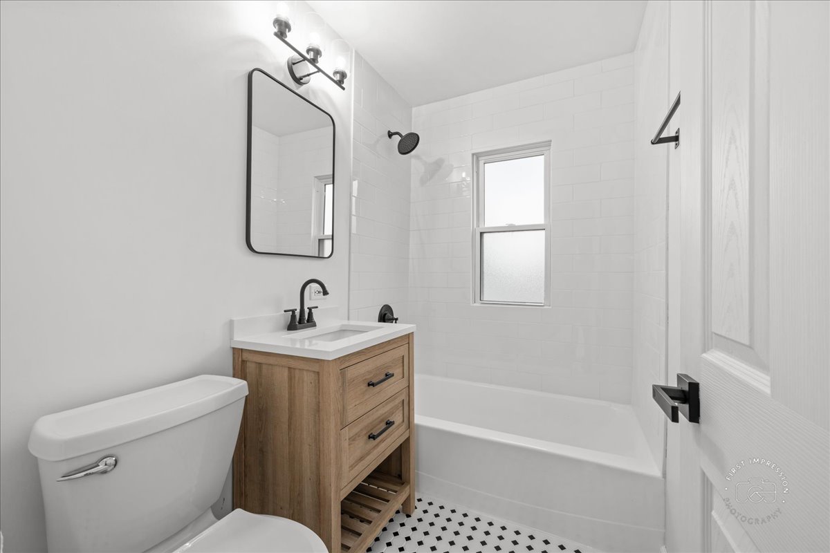 506 North Garfield Street Lombard, IL 60148 - Photo 17 of 40 a bathroom with a toilet sink and mirror