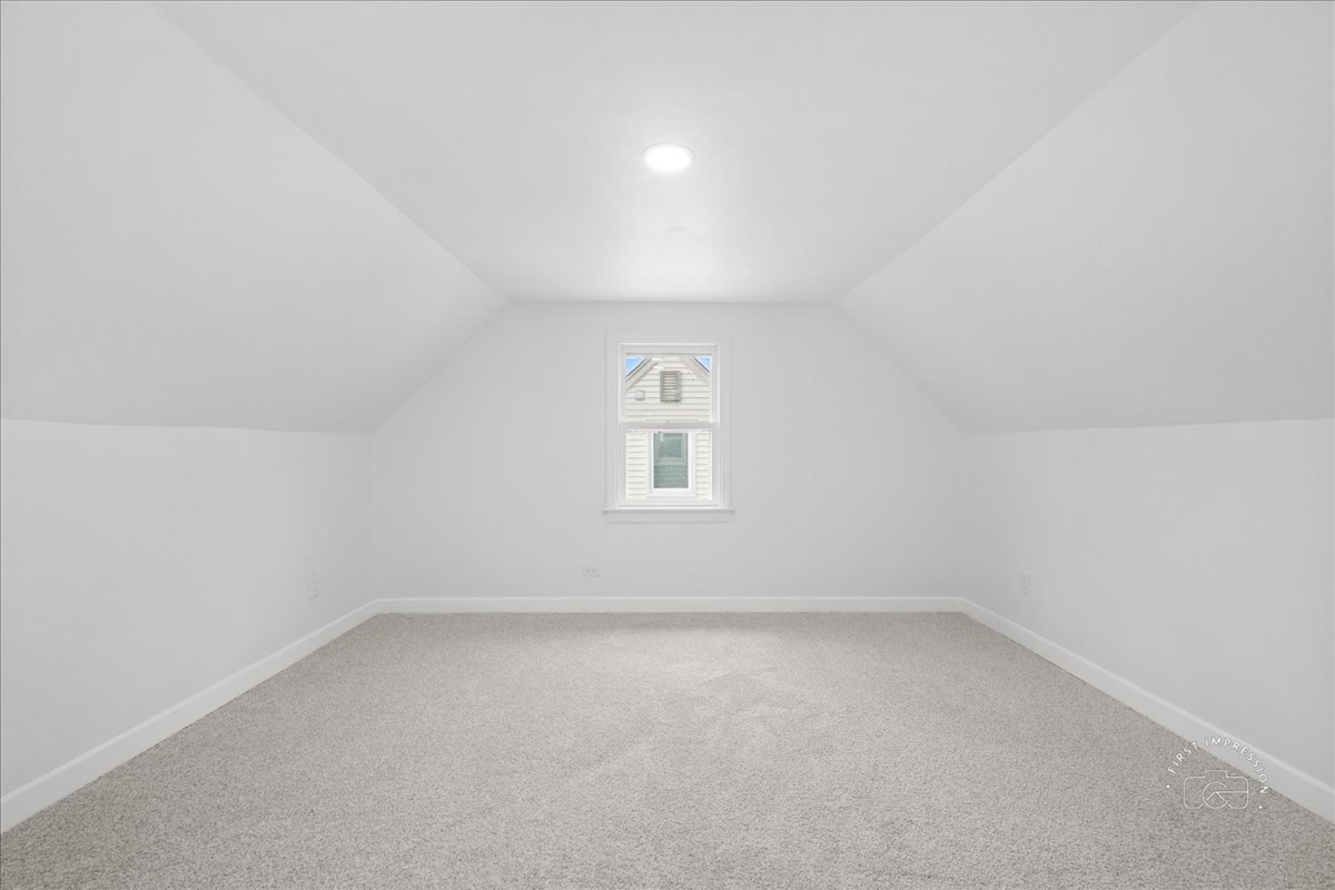 506 North Garfield Street Lombard, IL 60148 - Photo 20 of 40 an empty room with a window