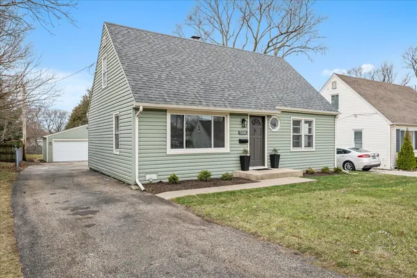 a view of a house with backyard
