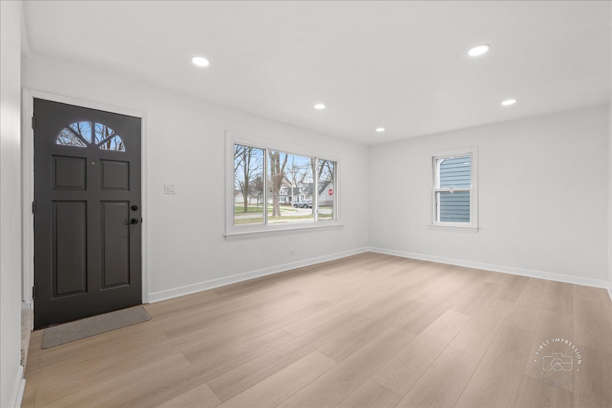506 North Garfield Street Lombard, IL 60148 - Photo 6 of 40 an empty room with windows and closet