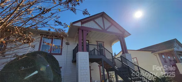 a view of entryway with a front door
