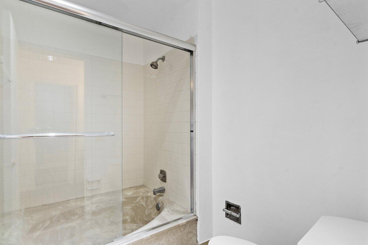 21648 Cypress Road, Unit 13E Boca Raton, FL 33433 - Photo 27 of 57 Master Bathroom