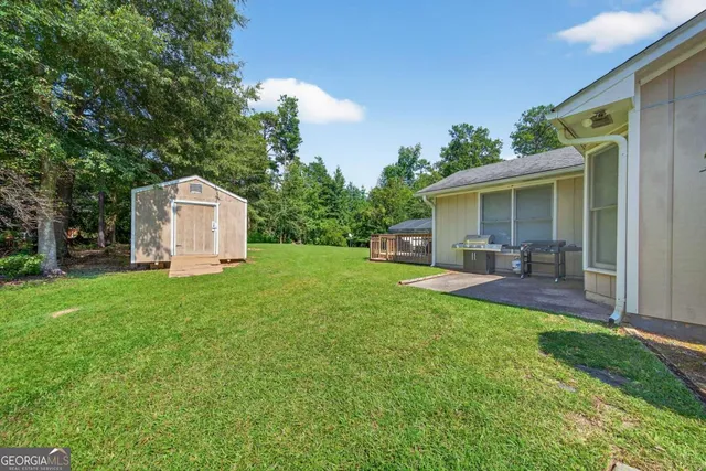 a view of a house with backyard and porch