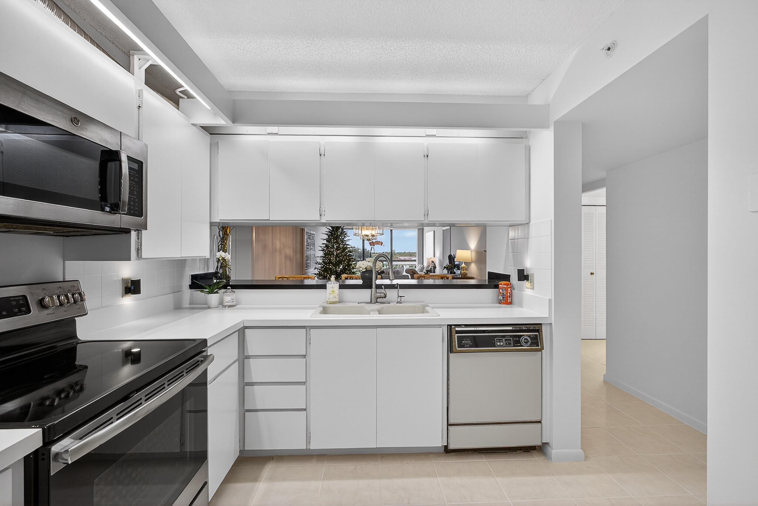 1801 Marina Isle Way, Unit 502 Jupiter, FL 33477 - Photo 12 of 37 Kitchen