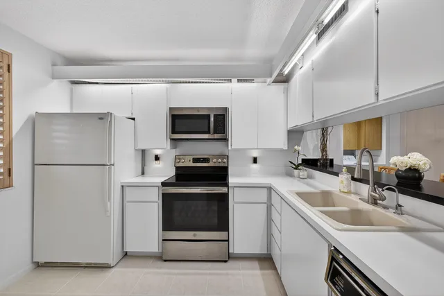 $520,000 | 1801 Marina Isle Way, Unit 502, Jupiter, FL 33477