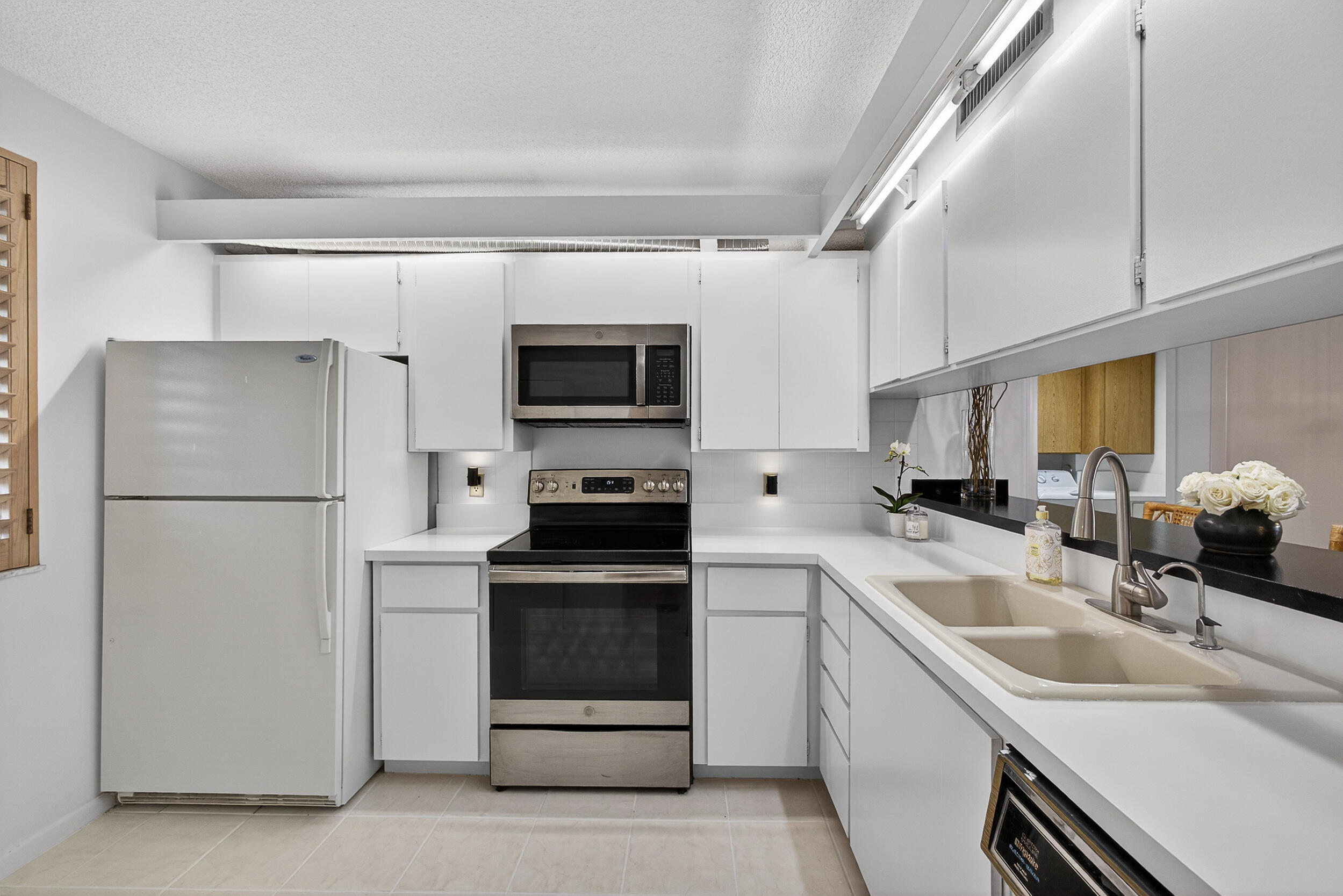 1801 Marina Isle Way, Unit 502 Jupiter, FL 33477 - Photo 13 of 37 Kitchen