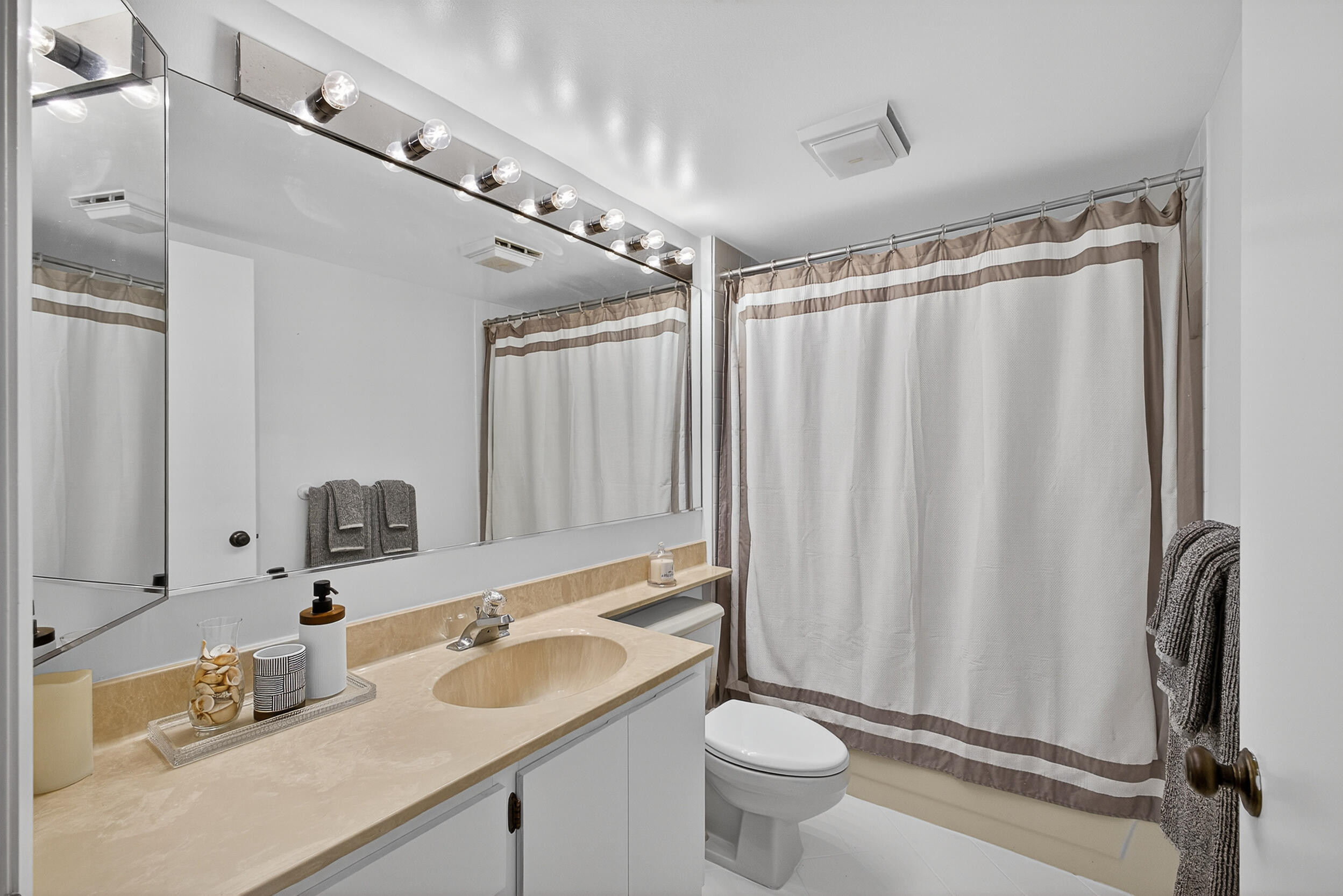 1801 Marina Isle Way, Unit 502 Jupiter, FL 33477 - Photo 19 of 37 Guest Bathroom