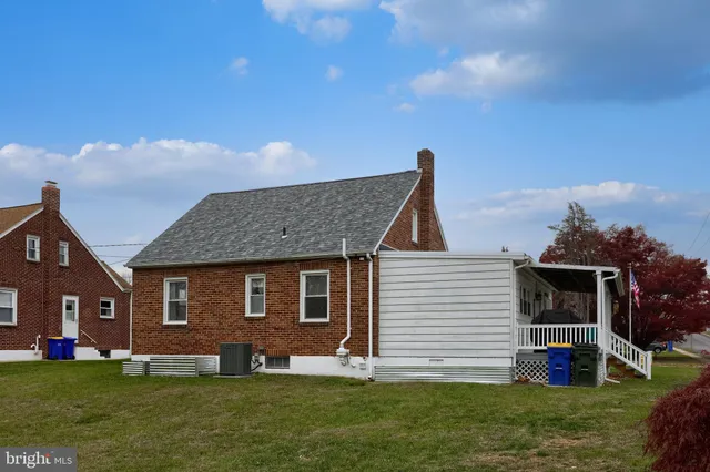 a front view of house with yard