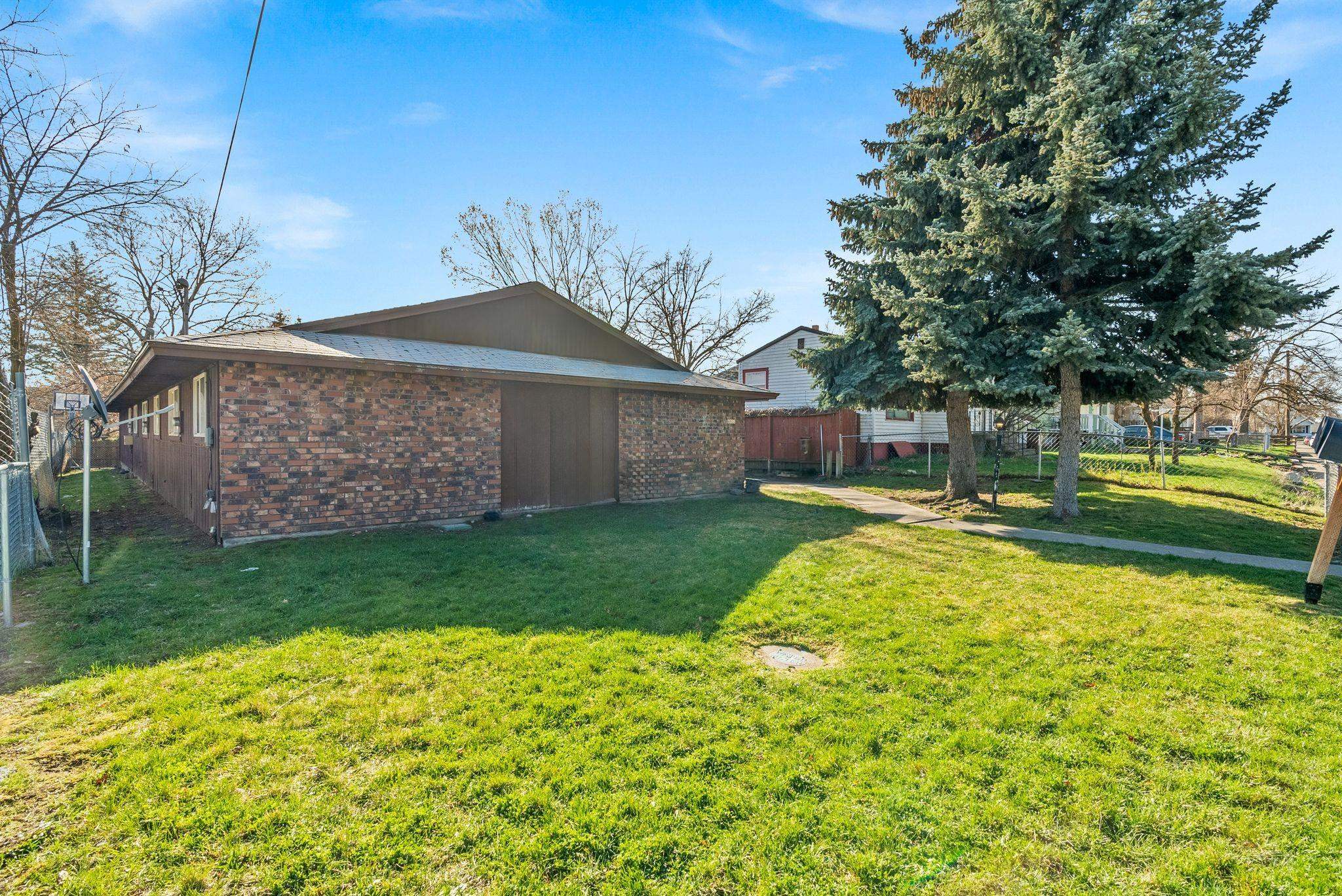 4822 North Lee Street Spokane, WA 99207 - Photo 2 of 10