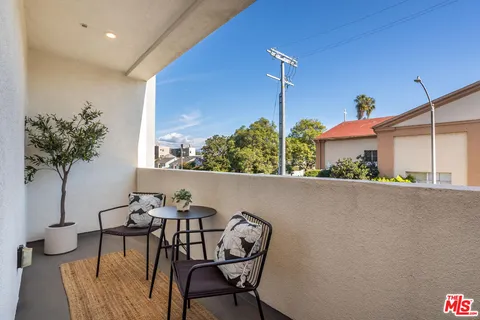 $1,000,000 | 495 North St Andrews Place, Los Angeles, CA 90004