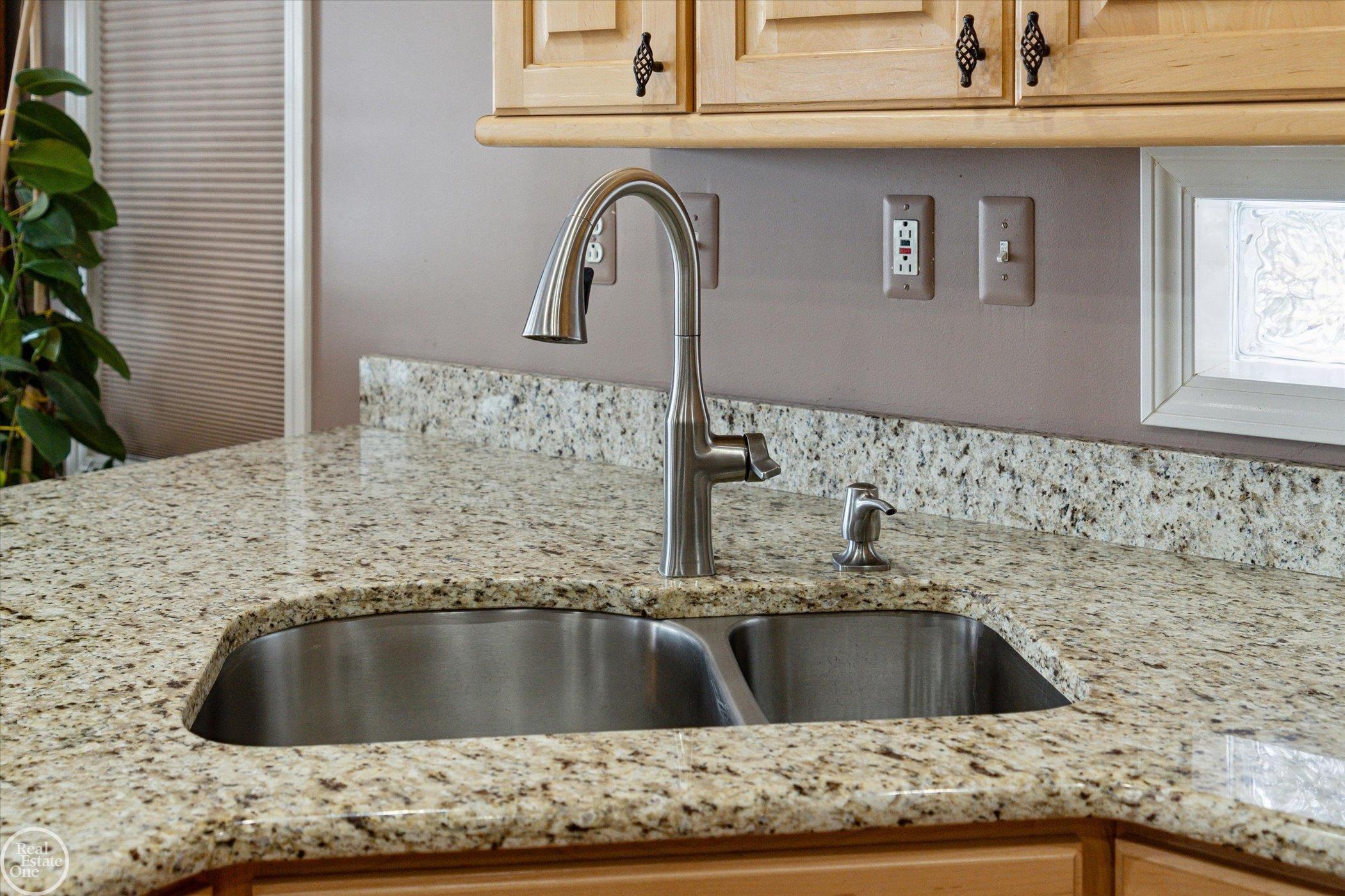 3017 Lansdowne Road Waterford, MI 48329 - Photo 17 of 68 50135496-AA769E2D-E668-45EE-AB61-3DE6A06DDA70.JPG