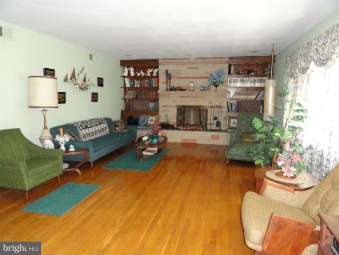 17112 Lappans Road Hagerstown, MD 21740 - Photo 17 of 30 Living Room With 'Briarhill' Stone FP