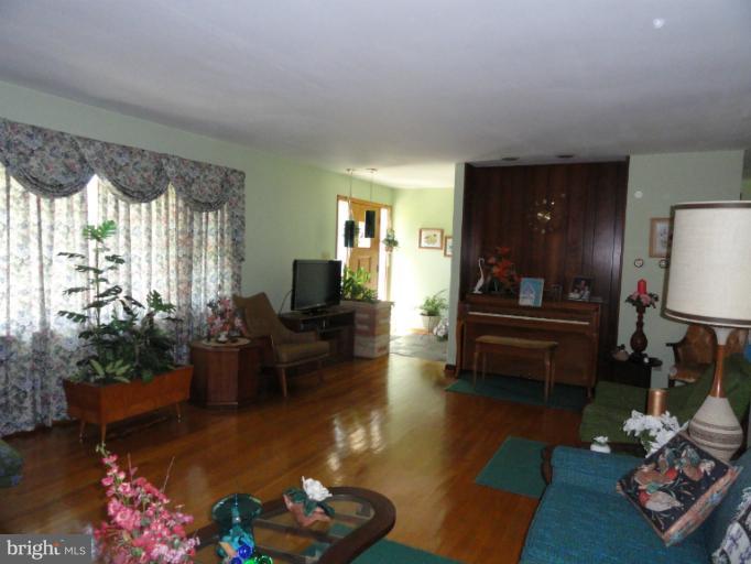 17112 Lappans Road Hagerstown, MD 21740 - Photo 20 of 30 Living Room 2bb