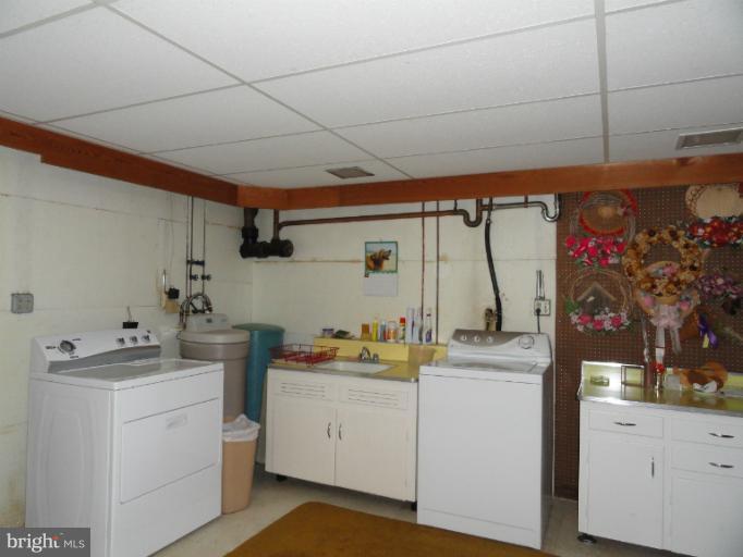 17112 Lappans Road Hagerstown, MD 21740 - Photo 4 of 30 Basement -kit & laundry area