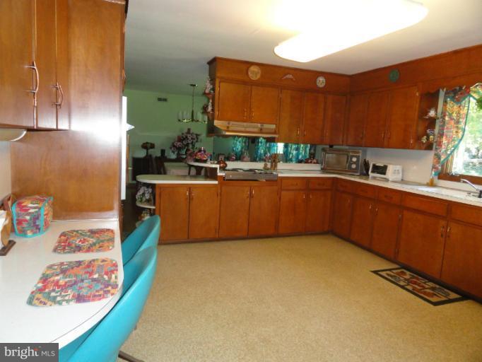 17112 Lappans Road Hagerstown, MD 21740 - Photo 6 of 30 Lovely "Country Kitchen"