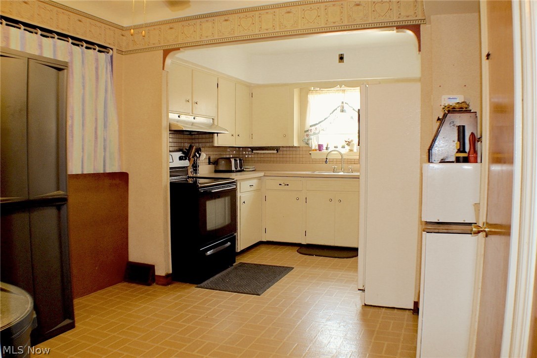 5411 Ridgewood Avenue Parma, OH 44129 - Photo 8 of 27 Generous eat-in kitchen...