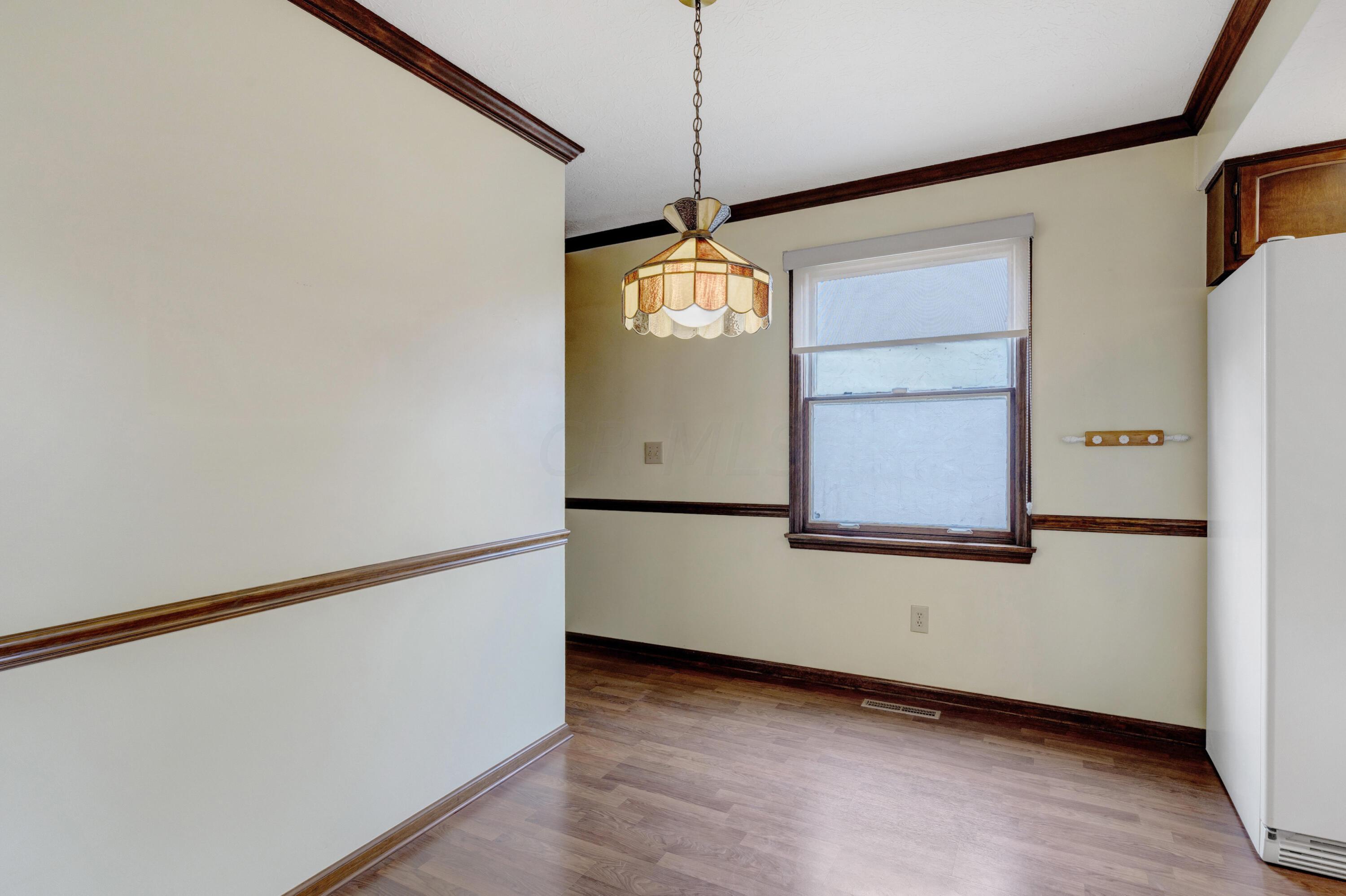 2571 Youngs Grove Road Columbus, OH 43231 - Photo 9 of 40 Eat. Area-Crown mold. and Pella Windows