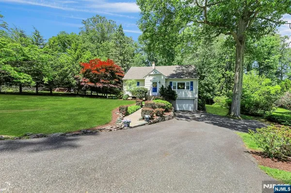 $799,999 | 522 Helena Avenue, Wyckoff, NJ 07481