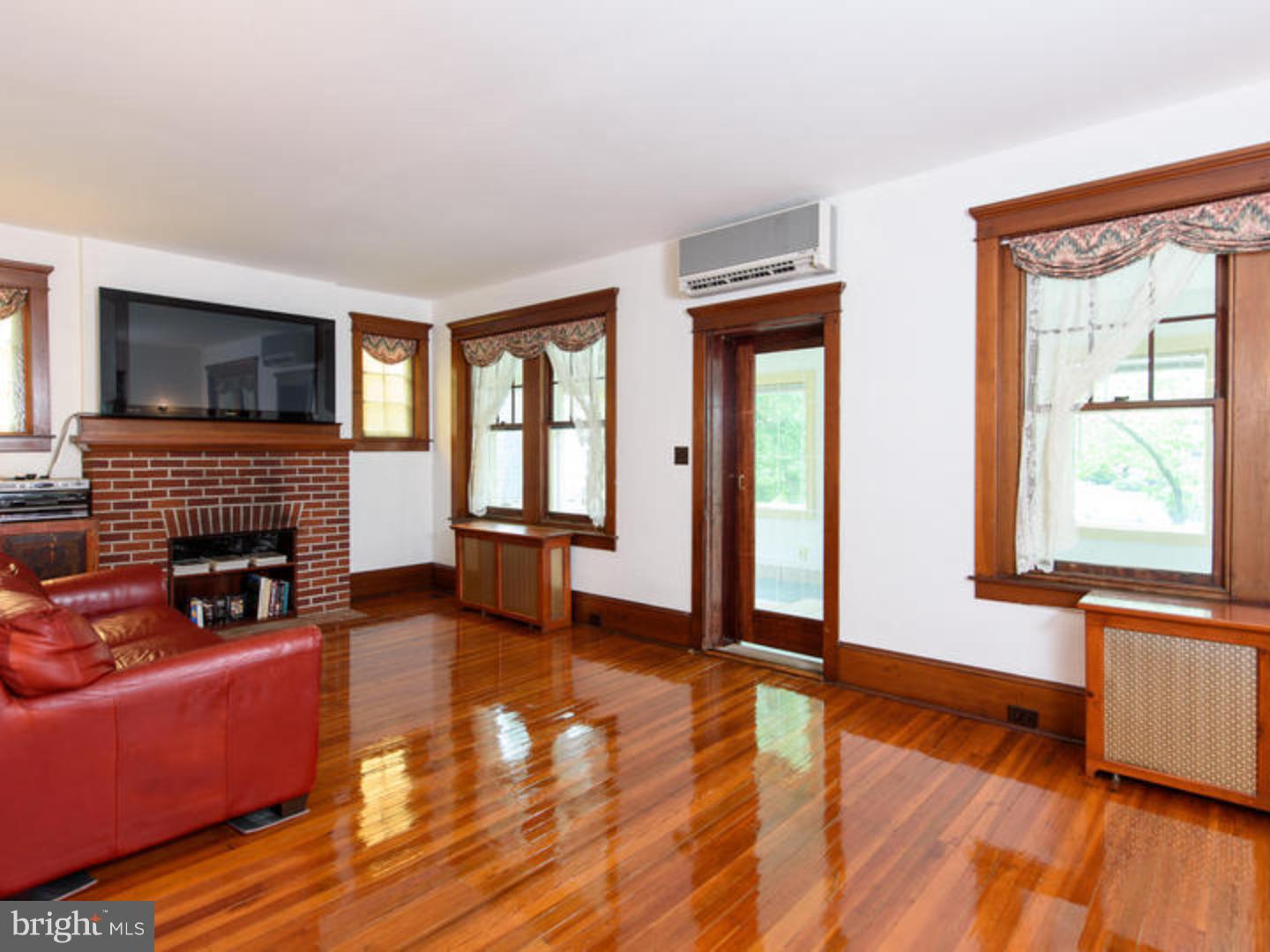 99 Egypt Road Norristown, PA 19403 - Photo 5 of 25 Living Room