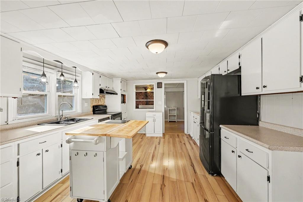 all appliances convey, kitchen- (microwave, refrigerator, dishwasher)